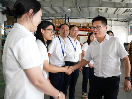 【20240906】集團領導慰問交通學校教師，何宇健（右一）（李阿梅攝）.jpg