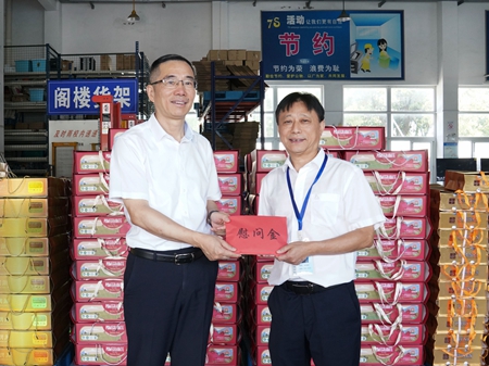 【20240906】集團領導慰問交通學校教師，柏衛(wèi)東（左）吳曉斌（右）（李阿梅攝）.jpg